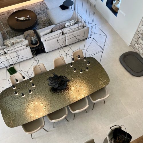 Mesa de @Tonin Casa, sillas de @Midj Italy, sofa de @Joquer, alfombra de @Cattelan Italia y mesita auxiliar de @Cattelan Italia