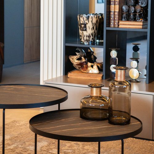 Mesitas auxiliaries de @Cattelan Italia sobre alfombra de @Cattelan Italia y decoración de @Zara Home