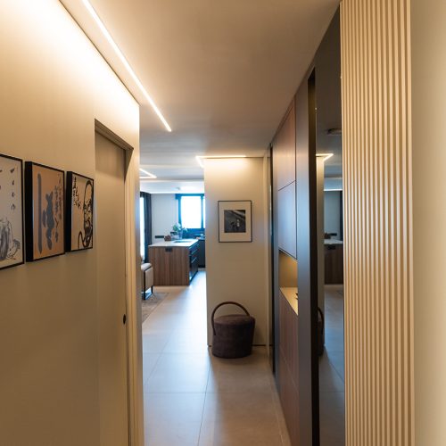 Recibidor de diseño con mobiliario a medida